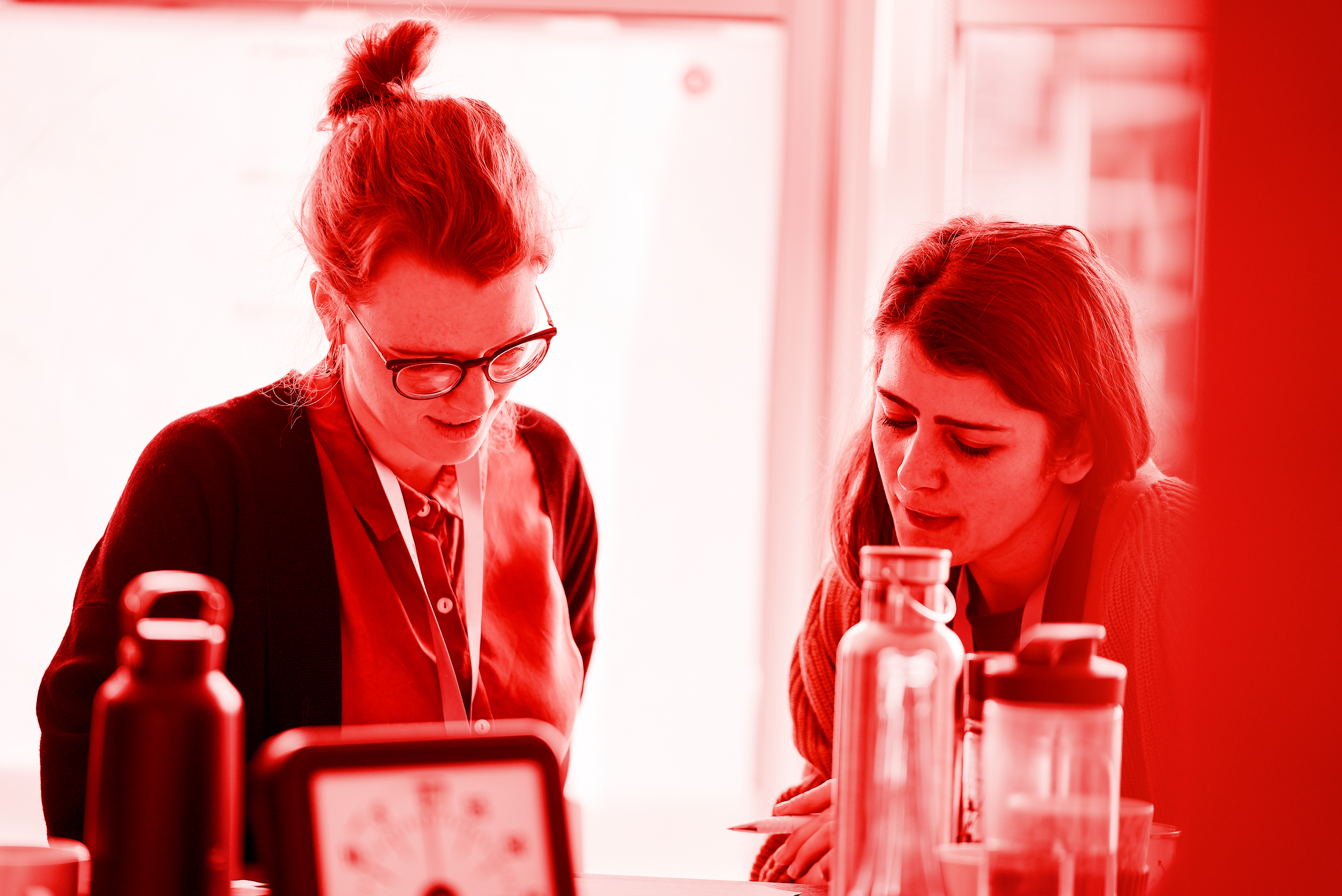 Foto von zwei Frauen, die sich unterhalten