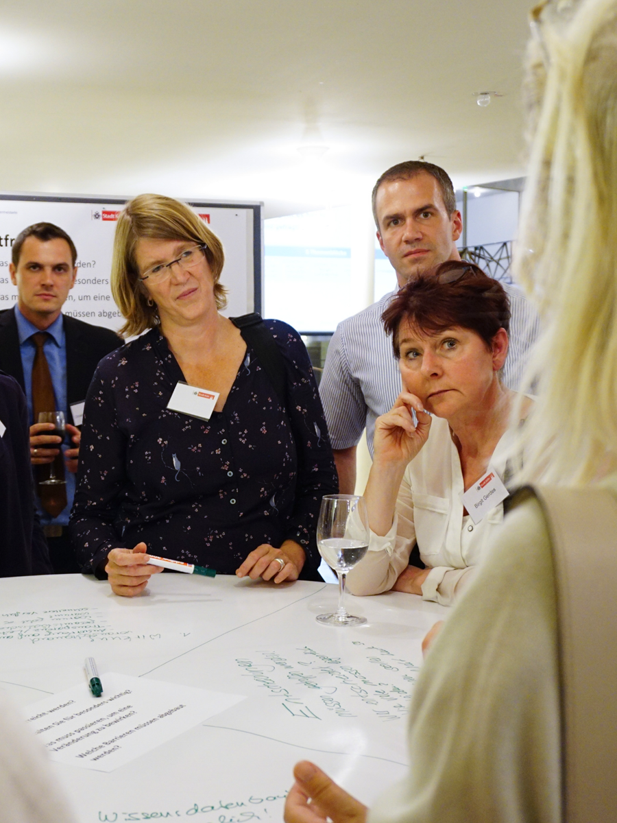 Menschen diskutieren in einer Arbeitsgruppe