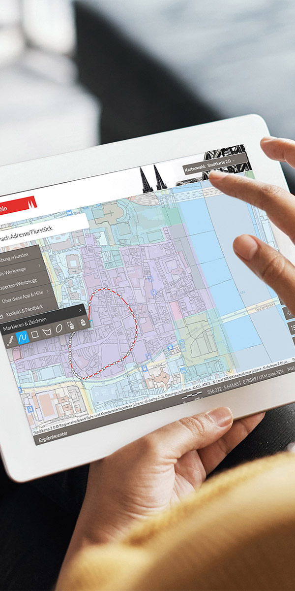 Foto eines Tablets, auf dem die digitalen Karten des Kölner Stadtgebiets zu sehen sind 