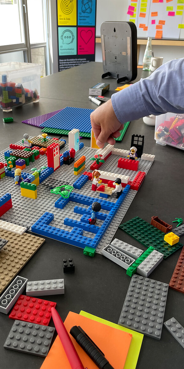 Menschen, die aus Lego-Steinen Prototypen bauen 