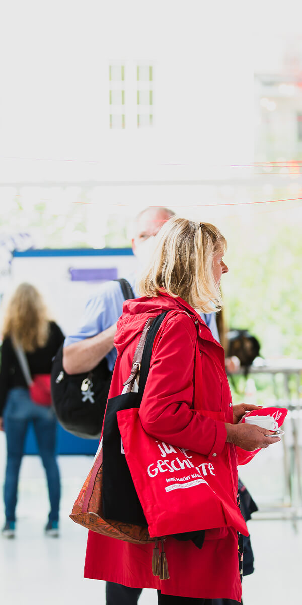 Frau mit roter Tasche 