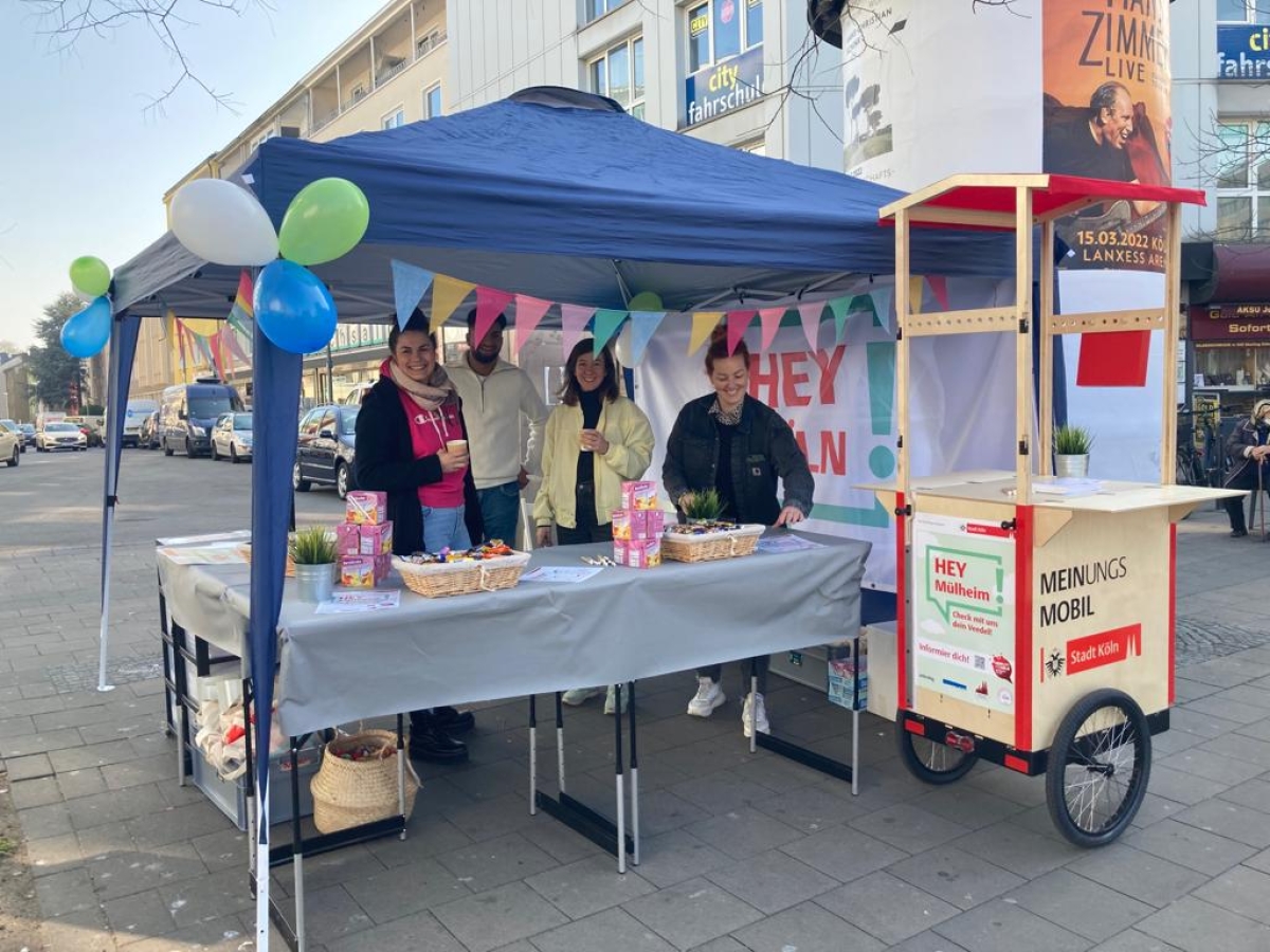 Meinungsmobil im Einsatz mit Menschen