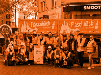 Gruppe vor LKW mit Aufschrit "Fläschbäck"