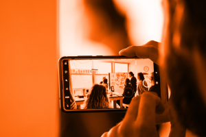 Foto von einem Handy das ein Foto aufnimmt