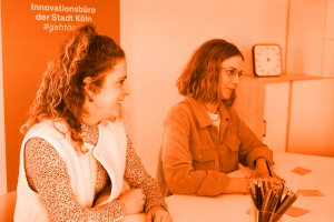 Foto von zwei Personen, die an einem Tisch sitzen