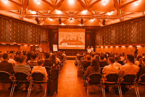 Foto von Stuhlreihen vor einer Leinwand