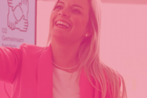 Foto einer lachenden Frau