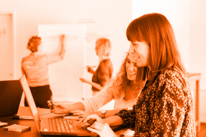 Foto von zwei Personen im Seitenportrait