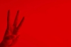 Finger, die eine drei zeigen