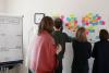 Menschen stehen vor Wand mit Post its